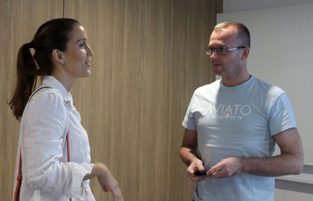 Patrick Dahm with an attendee of his talk
